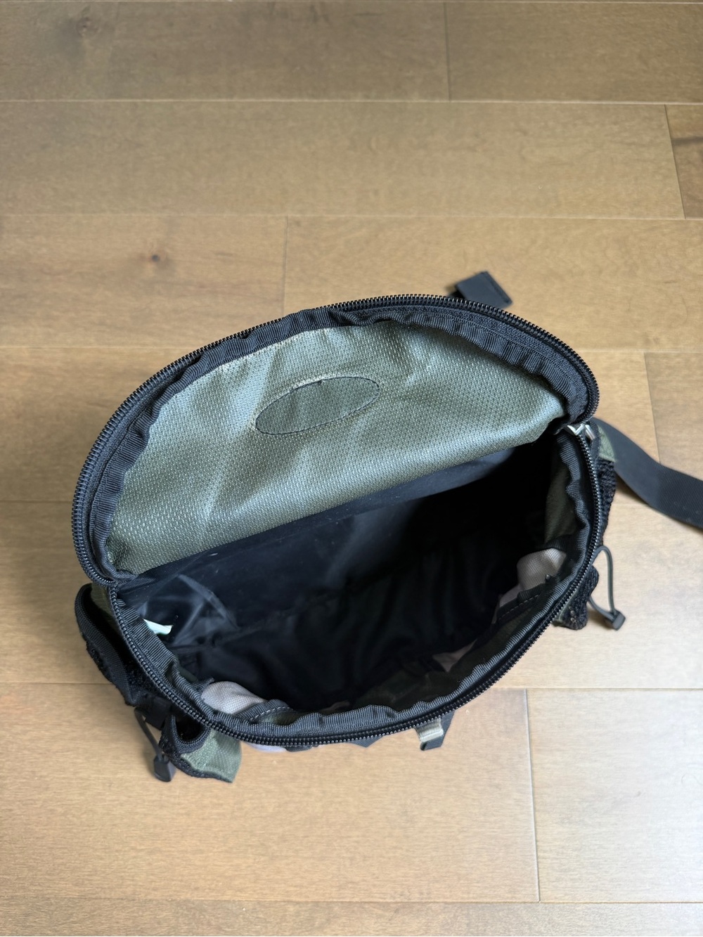 Eddie Bauer Olive and Black Waist Pack with Mesh Pockets - Picture 3 of 7